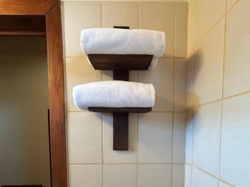 2 asciugamani su un portasciugamani in bagno di Hotel del Patio a Flores