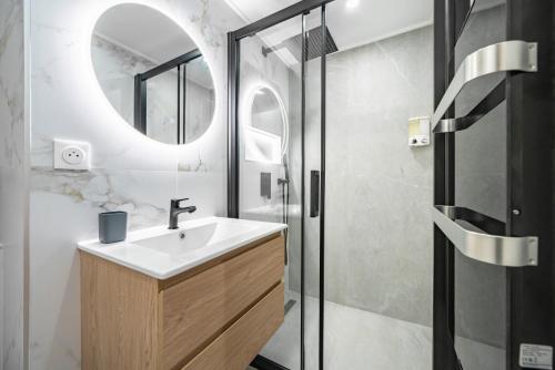 a bathroom with a sink and a shower at Hypercentre - Monaco 5mn à pied - AR in Beausoleil