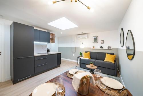 un salon avec un canapé et une table dans l'établissement Monaco 5mn à pied - Hypercentre - AR, à Beausoleil