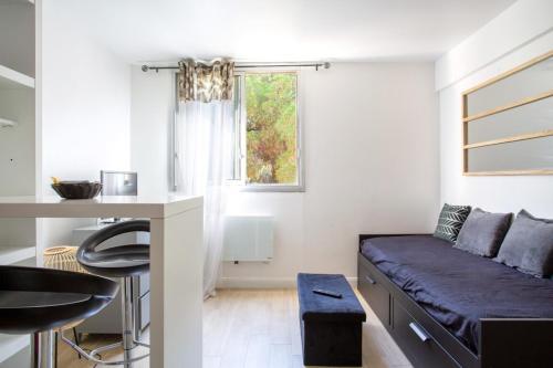 un salon avec un canapé et une table dans l'établissement Charmant Studio avec parking, à Nice