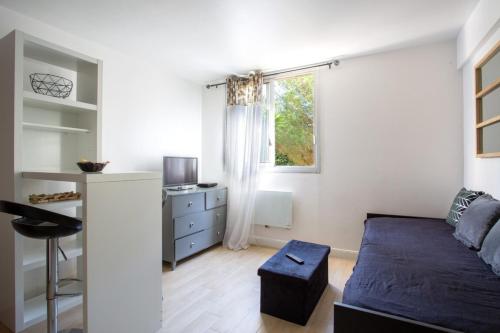 une chambre avec un lit, un bureau et une fenêtre dans l'établissement Charmant Studio avec parking, à Nice