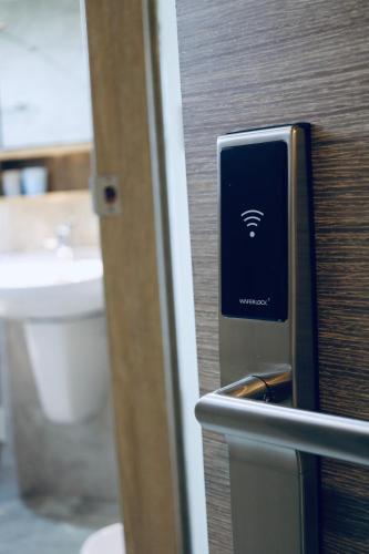 a door to a bathroom with a cell phone on it at 復國8號旅居Bel Panorama Guesthouse in Magong