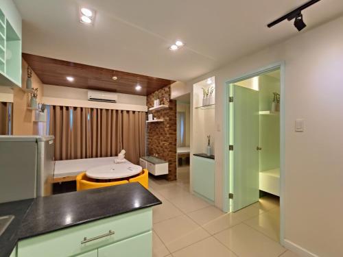 Η κουζίνα ή μικρή κουζίνα στο Premiere Haven MOA Staycation