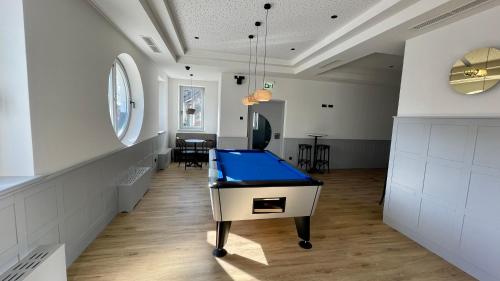 a ping pong table in the middle of a room at Luis von Weyden in Weiden am See