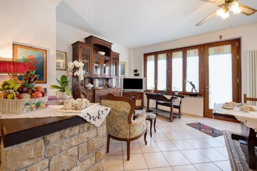 a kitchen and living room with a table and chairs at Cascina Nonna Nina in Credaro