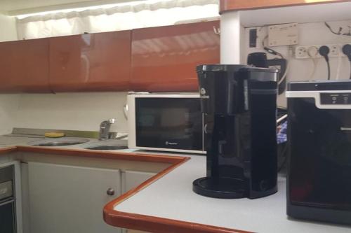 una cocina con cafetera en una encimera en Carnon- Plage : Un véritable appartement flottant, en Mauguio