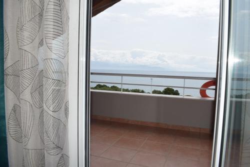 Gallery image of Alexandros Apartments , Beachfront Retreat near Petalidi with Private Sunbeds & Sea View in Kalamaki Messinia