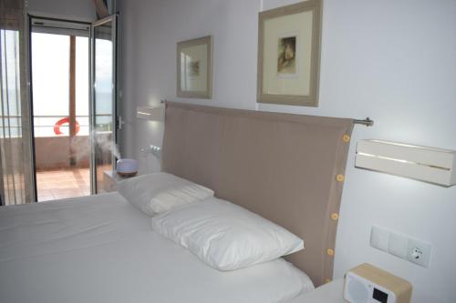 Gallery image of Alexandros Apartments , Beachfront Retreat near Petalidi with Private Sunbeds & Sea View in Kalamaki Messinia