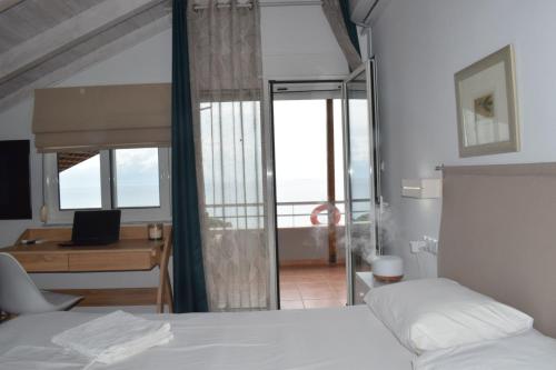 Gallery image of Alexandros Apartments , Beachfront Retreat near Petalidi with Private Sunbeds & Sea View in Kalamaki Messinia