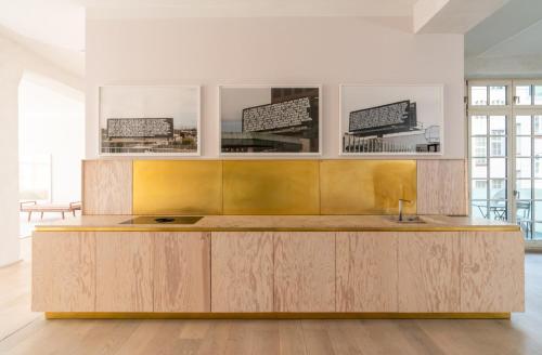 uma cozinha com uma ilha de madeira num quarto em Stadtflucht Loft 3.1.1 em Berlim