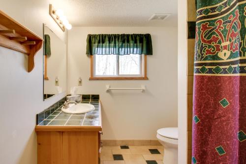 Koupelna v ubytování Minnesota Cabin Rental 3 Mi to Pelican Lake!