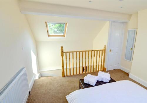 um quarto com uma cama e uma escada em The Secret Garden em Whitby