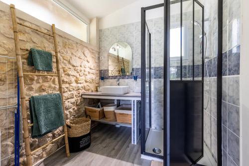 雷斯帕爾梅多克的住宿－Gite Senguinous 2，带淋浴和盥洗盆的浴室