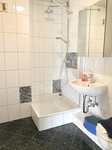 y baño con ducha, lavabo y aseo. en 'Strandhafer', en Langeoog