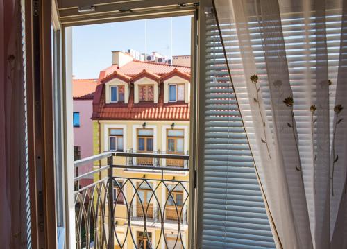 una ventana con vistas a un edificio en Apartamenty Optimal, en Płock