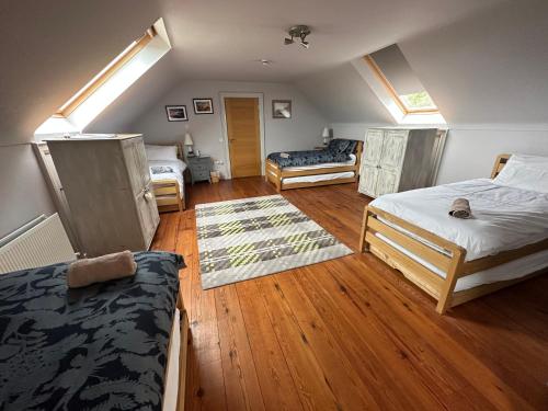 1 dormitorio con 2 camas y 1 habitación con tragaluces. en Riverside converted Linen Mill, en Coleraine