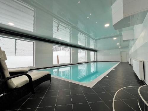 een groot zwembad in een gebouw met bij WAGNERS Sporthotel Oberhof in Oberhof