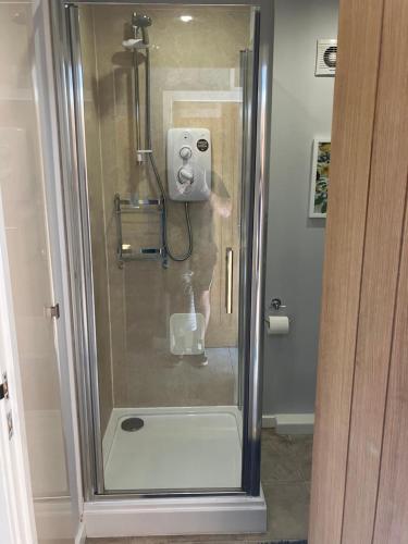 una persona in piedi in una doccia in bagno di The parlour a Bodmin
