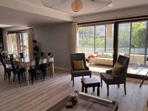 un salon avec une table et des chaises de salle à manger dans l'établissement Superbe T5 2mn à pied de l'océan, à Anglet