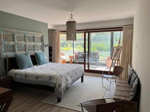 - une chambre avec un lit et une vue sur une terrasse dans l'établissement Superbe T5 2mn à pied de l'océan, à Anglet