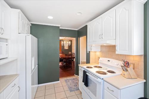 Cuisine ou kitchenette dans l'établissement The Manse