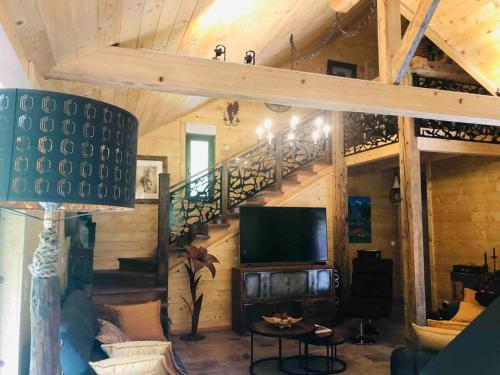 Televisyen dan/atau pusat hiburan di Chalet : le moulin du sagard