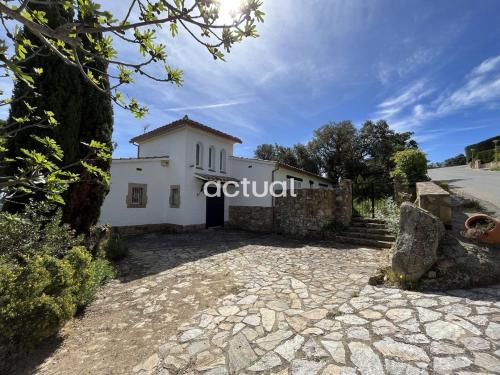 an external view of a house with a stone driveway at CASA MAS NOU 24 in Platja  d'Aro