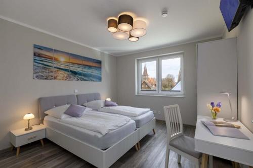 - une chambre avec un lit et un bureau dans l'établissement Exclusive apartment on Fehmarn, à Petersdorf auf Fehmarn