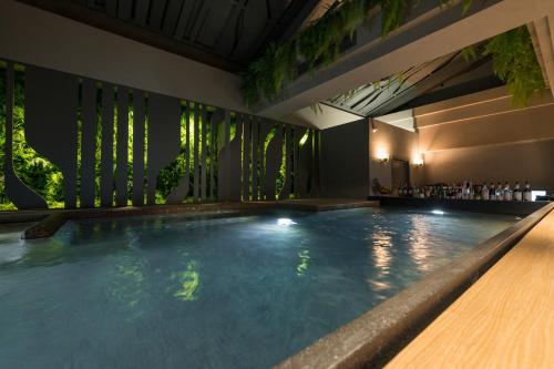 uma piscina num resort com árvores em The Chania Hotel em Chania Town