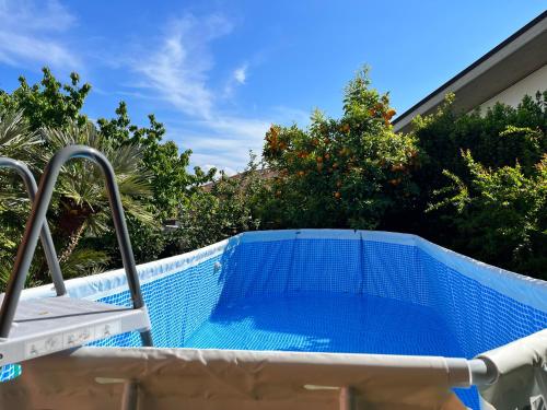 una piscina con acqua blu e alberi di Le sorelle gemelle B&B a Teramo