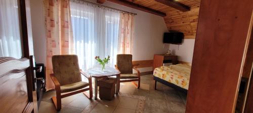 ポビエロボにあるKama Pobierowoのベッドルーム(テーブル、椅子、窓付)