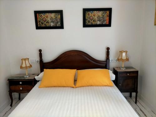 科瓦萊達的住宿－Covaleda naturazleza y relax，一间卧室配有一张带2个床头柜和2盏灯的床。