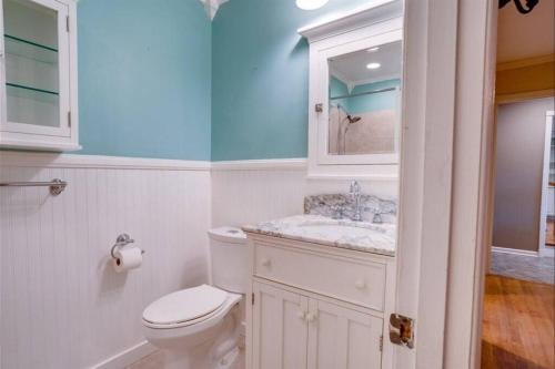 Ένα μπάνιο στο Elegant 6 Bedroom Home in Heart of Memphis