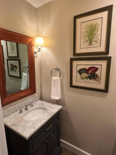 Ένα μπάνιο στο Elegant 6 Bedroom Home in Heart of Memphis