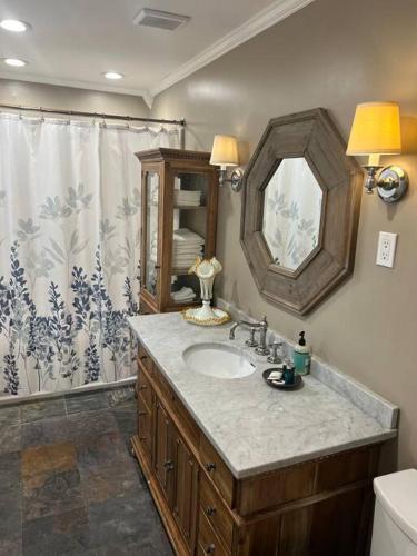 Ένα μπάνιο στο Elegant 6 Bedroom Home in Heart of Memphis
