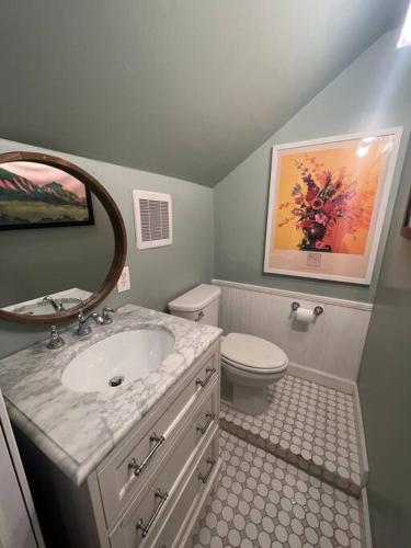 Ένα μπάνιο στο Elegant 6 Bedroom Home in Heart of Memphis