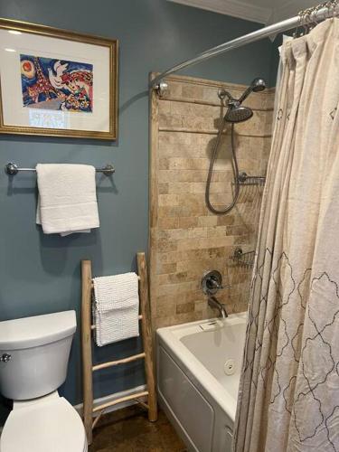 Ένα μπάνιο στο Elegant 6 Bedroom Home in Heart of Memphis