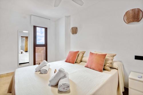 ein Schlafzimmer mit einem weißen Bett und Handtüchern darauf in der Unterkunft Almar Suite in Altea