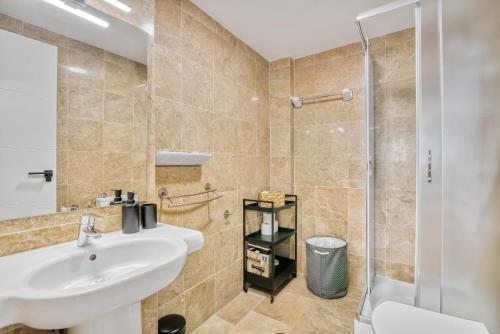 ein Bad mit einem Waschbecken und einer Dusche in der Unterkunft Almar Suite in Altea