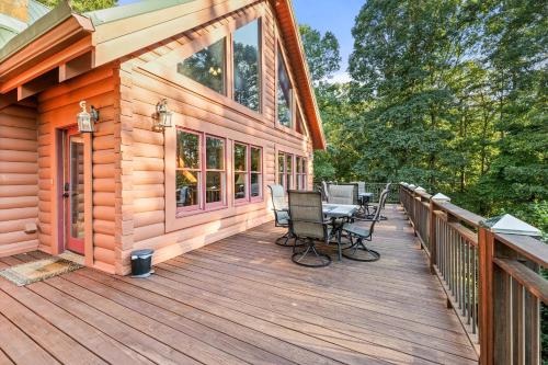 Balkón nebo terasa v ubytování Secluded Mountain Lodge w King Beds Game Room Hot Tub Firepit 2 miles to Helen,GA