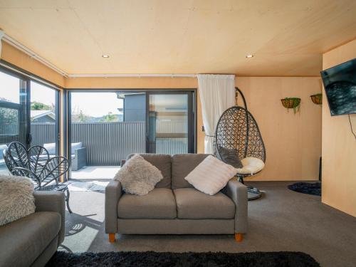 Area tempat duduk di The Rear Deckhouse - Whangamata Holiday Home