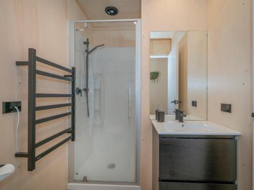 Phòng tắm tại The Rear Deckhouse - Whangamata Holiday Home