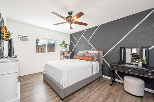1 dormitorio con 1 cama y ventilador de techo en Tita's Casita, en San Bernardino