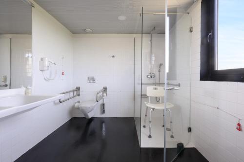 y baño con ducha, aseo y lavamanos. en Star Inn Porto, en Oporto