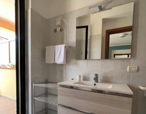 een badkamer met een wastafel en een spiegel bij Case Vacanza Calabria Ionica in Cropani