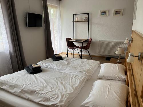 Una cama o camas en una habitación de Pension Kitty