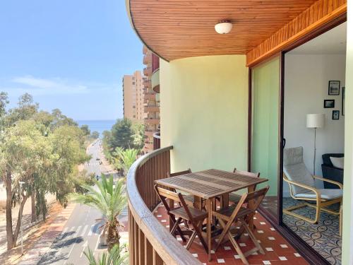 d'un balcon avec une table et des chaises en bois. dans l'établissement SOL Aguadulce, à Roquetas de Mar