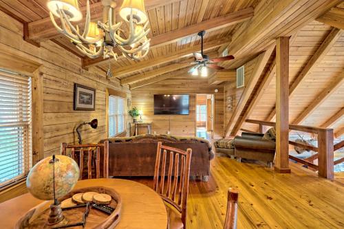 Posezení v ubytování Secluded Mountain Lodge w King Beds Game Room Hot Tub Firepit 2 miles to Helen,GA