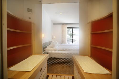- une chambre avec 2 lits et une fenêtre dans l'établissement Parkhotel Tirolerhof, à Lagundo