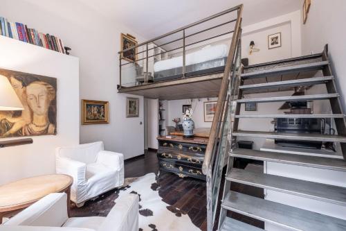 Cette chambre comprend une mezzanine et un bureau. dans l'établissement Veeve - Heart of Saint Germain, à Paris